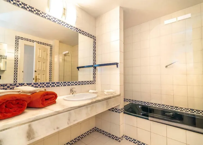 Well-located 3bdr In דירה